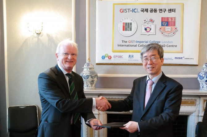 문승현 광주과학기술원(GIST) 총장(오른쪽)과 제임스 스털링 임페리얼칼리지(ICL) 대내총장이 업무협약을 맺고 협약서를 나누고 있다. - 광주과학기술원 제공